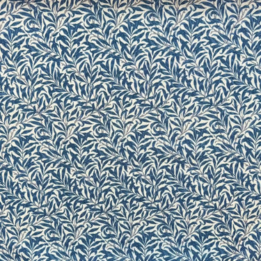 Mönstrat tyg Ramas i blå ton, med tät väv och dekorativt bladmotiv.