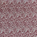 Mönstrat tyg Ramas i vinröd nyans, med tät väv och dekorativt bladmotiv.