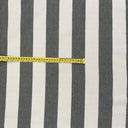 Randigt tyg Filippa med gröna ränder och naturfärgad botten – närbild med måttband