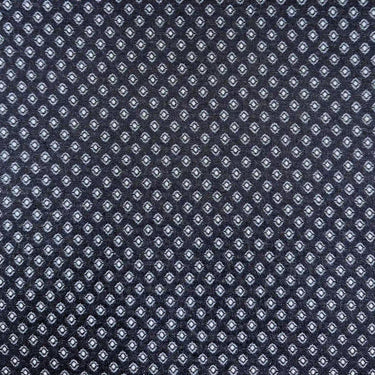 Mörkblått Romeo möbeltyg med små geometriska prickar i jämnt upprepat mönster. Slitstarkt och formstabilt tyg för soffor och stolar.