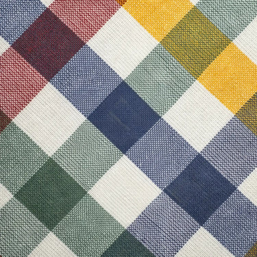 Detaljbild av rutigt tyg Ruth i diagonal vy. Struktur och väv syns tydligt i gröna, blå, gula och vinröda rutor. Tyg i 80 % återvunnen bomull och 20 % återvunnen polyester.