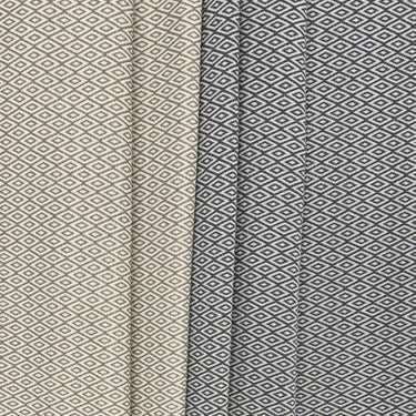 Flera varianter av möbeltyget Saga i grå och beige färger. Tätt rutmönster i slitstark bomulls- och polyestermix, perfekt för dagligt bruk.