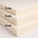 Staplar av offwhite skumgummi i tjocklekarna 2 cm, 3 cm och 4 cm för stoppning av dynor och kuddar