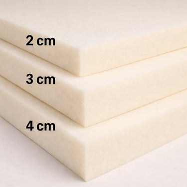 Staplar av offwhite skumgummi i tjocklekarna 2 cm, 3 cm och 4 cm för stoppning av dynor och kuddar