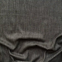 Närbild på Nova gardintyg i mörkgrå färg med slitstark struktur