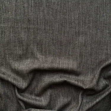 Närbild på Nova gardintyg i mörkgrå färg med slitstark struktur