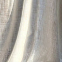 Sophia gardintyg i ljusbeige nyans med mjukt dagsljusfilter och stilrent uttryck, perfekt för klassiska och moderna miljöer.