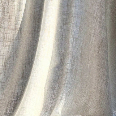 Sophia gardintyg i ljusbeige nyans med mjukt dagsljusfilter och stilrent uttryck, perfekt för klassiska och moderna miljöer.