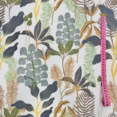 Mönstrat allroundtyg i 65 % bomull och 35 % polyester, fotograferat plant med måttband för att visa skala.