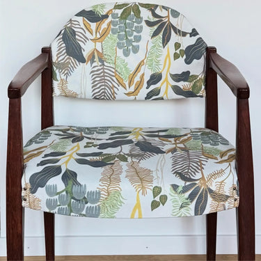 Terez mönstrat möbeltyg använt som stolklädsel för att visa slitstyrka och uttryck i möbel.