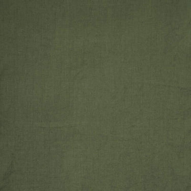Tvättat linne i 100 % linne i mörk olivgrön nyans, fotograferat plant för att visa färgdjup, väv och linnefiber.