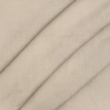 Tvättat linne i 100 % linne i naturbeige ton, mjukt draperat för att visa struktur, tygfall och naturlig linnekaraktär.