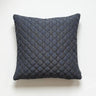 Blågrått kuddfodral 45x45 med vadderad struktur och mönster