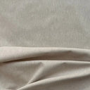 Beige Viktoria inredningstyg med slät yta och mjuk struktur, fotograferat i naturliga veck