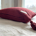 Mira kuddfodral i vinröd bomull med mjuk textur och dold dragkedja