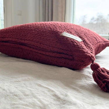 Mira kuddfodral i vinröd bomull med mjuk textur och dold dragkedja