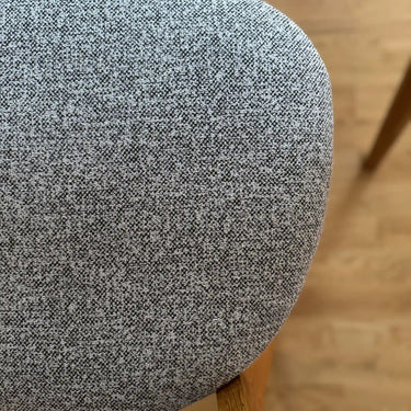 Stol klädd i möbeltyget Alex i beigegrå nyans med diskret vävstruktur, ett slitstarkt polyestertyg som passar perfekt för möbler i daglig användning.