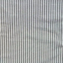 Alf smalrandigt tyg i färgen Sage med klassiskt randigt mönster