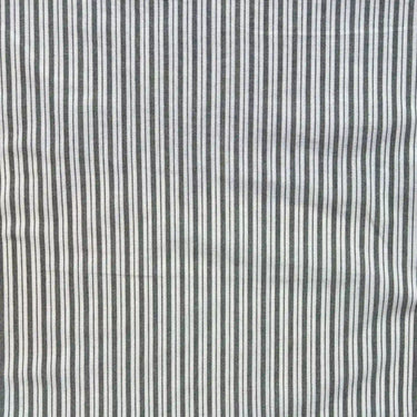 Alf smalrandigt tyg i färgen Sage med klassiskt randigt mönster