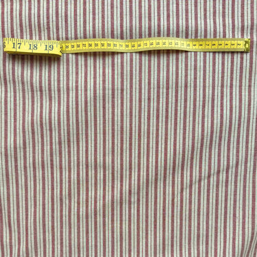 Smalrandigt tyg Alf med måttband som visar randning och bredd