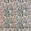 Hel mönsterrapport av tyget Alice med fåglar, träd och naturinspirerat motiv.