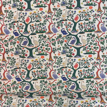 Hel mönsterrapport av tyget Alice med fåglar, träd och naturinspirerat motiv.