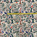 Mönstrat tyg Alice med fåglar och växter, 81 procent bomull och 19 procent lin.