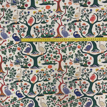 Mönstrat tyg Alice med fåglar och växter, 81 procent bomull och 19 procent lin.