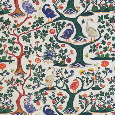 Mönstrat tyg Alice med fåglar och naturmotiv i bomull och lin