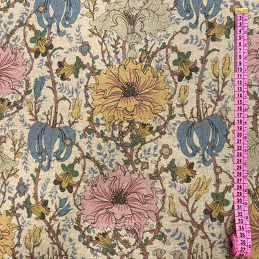 Närbild av tyget Anastasia med detaljerat mönster i dämpade naturtoner och matt yta.