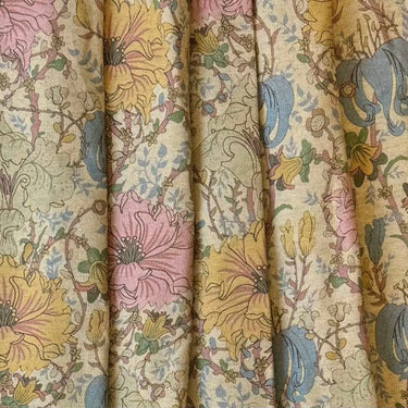 Matt tyg Anastasia med dekorativt blommönster, i blandning av polyester, bomull och linne, visat med mjukt fall.