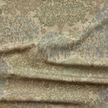 Närbild av möbeltyget Aran med naturinspirerat klassiskt mönster i gröna och beige toner.