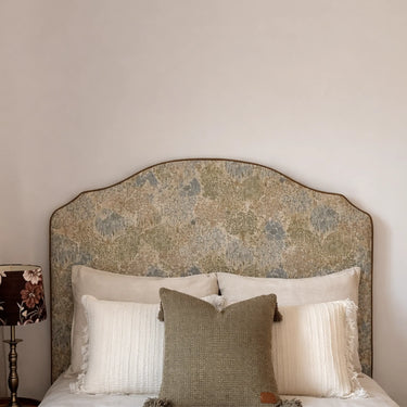 Sänggavel klädd i Aran klassiskt möbeltyg med naturinspirerat mönster.