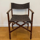 Stol omklädd med Bengt möbeltyg som visar hur tyget fungerar på sits och ryggstöd