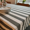 Randig duk i grönt och natur på matbord – tyg Filippa