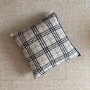 Prydnadskudde Coco i slitstarkt möbeltyg med rutigt mönster i dämpade naturtoner