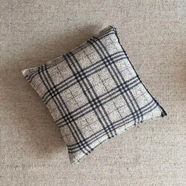 Prydnadskudde Coco i slitstarkt möbeltyg med rutigt mönster i dämpade naturtoner