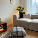 Rutigt prydnadskudde Coco i möbeltyg som ger struktur och karaktär till rummet