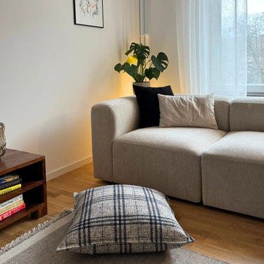 Rutigt prydnadskudde Coco i möbeltyg som ger struktur och karaktär till rummet