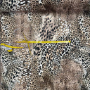 Detaljbild av leopardmönstrat möbeltyg med mjuk struktur och hög slitstyrka