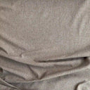 Veckat gardintyg som visar tygens mjukhet och tyngd