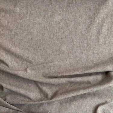 Veckat gardintyg som visar tygens mjukhet och tyngd