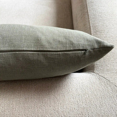 Närbild av kuddfodral i pistagegrön med mjuk linnekänsla