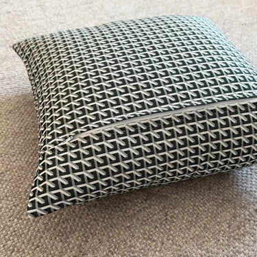 Kuddfodral 45x45 med grafiskt mönster – närbild