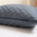 Blågrått kuddfodral 45x45 med vadderad textur och dragkedja