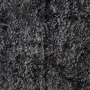 Dolly slitstarkt möbeltyg i mörkgrå färg med taktil yta för möbler och inredningsdetaljer.