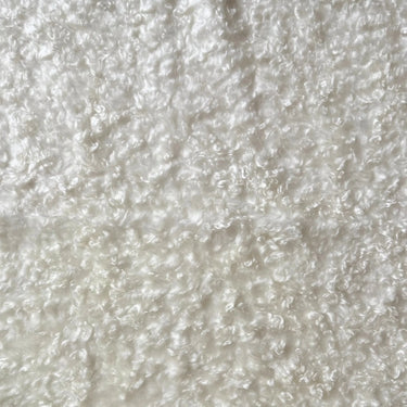 Dolly möbeltyg i offwhite med tät, mjuk struktur som passar för soffor, fåtöljer och prydnadskuddar.