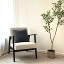 Blågrått kuddfodral 45x45 på fåtölj i vardagsrum