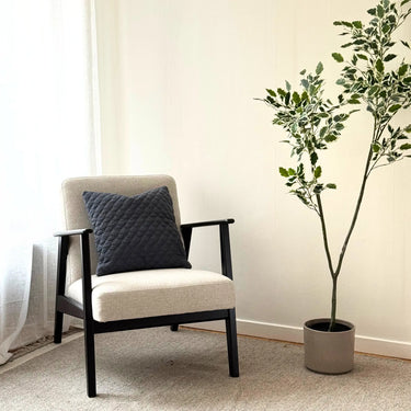 Blågrått kuddfodral 45x45 på fåtölj i vardagsrum