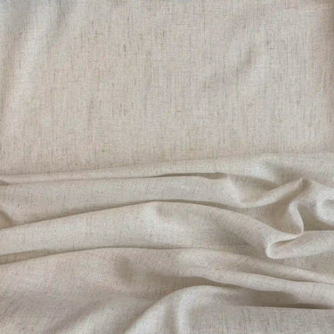 Ljust enfärgat gardintyg i linnelook med mjuk vävd struktur, tyget Lova uppvisat i tygveck.